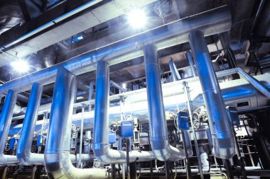 Modern bir endüstriyel güç planında bulunan ekipman, kablolar ve borular