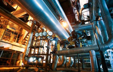 Endüstriyel enerji santralinde bulunan ekipman, kablolar ve borular.