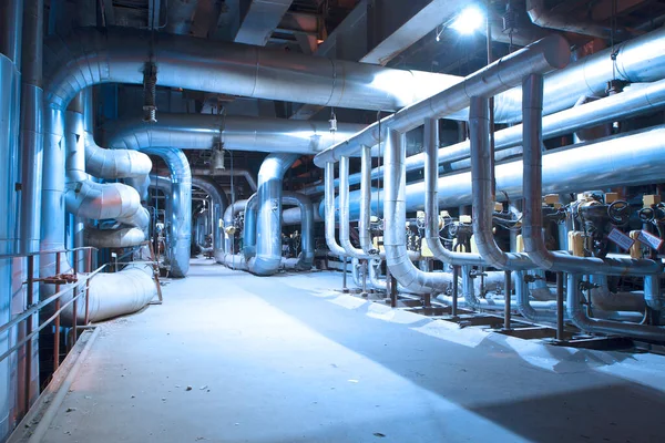 Modern bir endüstriyel santralde bulunan ekipman, kablolar ve borular. Sanayi bölgesi, çelik boru hatları, vanalar, kablolar ve yürüyüş yolu.