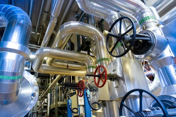 Endüstriyel enerji santralinde bulunan ekipman, kablolar ve borular           