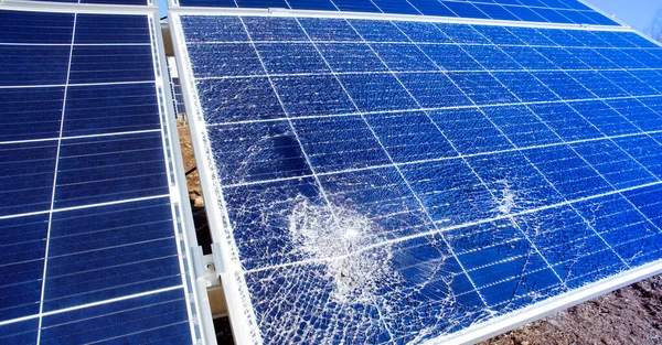 毁坏的太阳能电池板 — 图库照片