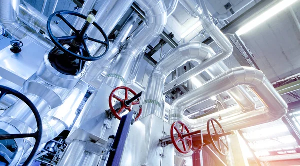 Modern bir endüstriyel enerji santralinde bulunan ekipman, kablolar ve borular.