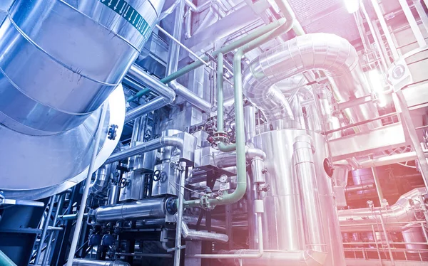 Modern bir endüstriyel güç planında bulunan ekipman, kablolar ve borular