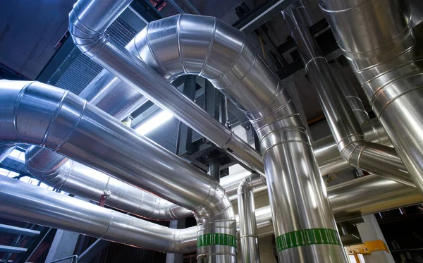 Modern bir endüstriyel güç planında bulunan ekipman, kablolar ve borular