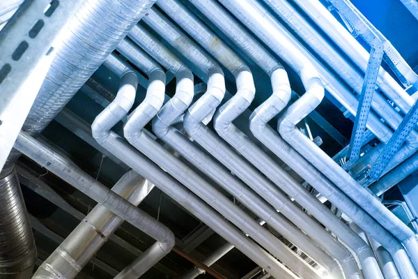 Endüstriyel çelik boru hatları, vanalar, kablolar ve geçitler