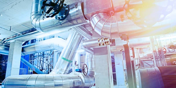 Modern bir endüstriyel güç planında bulunan ekipman, kablolar ve borular