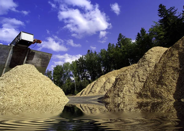 Lagerung Von Holzbiomasse Gegen Blauen Himmel Mit Reflexion — Stockfoto