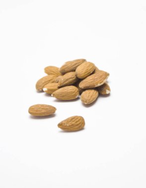 Beyaz arka plan seçici odak üstünde badem kazık