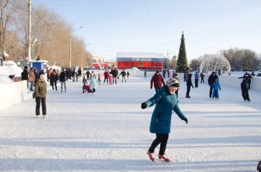 Rusya Saratov bölgesi 7 Ocak 2019: kışın paten açık buz pateni pisti, insanlar 