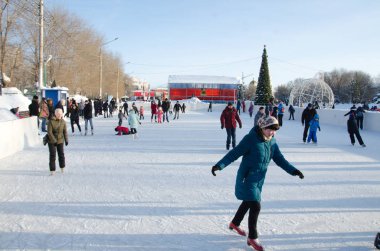 Rusya Saratov bölgesi 7 Ocak 2019: kışın paten açık buz pateni pisti, insanlar 