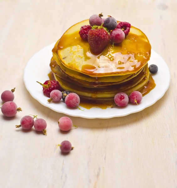 Frittelle Con Marmellata Bacche Sfondo Bianco Legno Fuoco Selettivo — Foto Stock