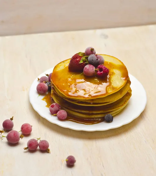 Frittelle con marmellata e bacche su sfondo bianco in legno — Foto Stock