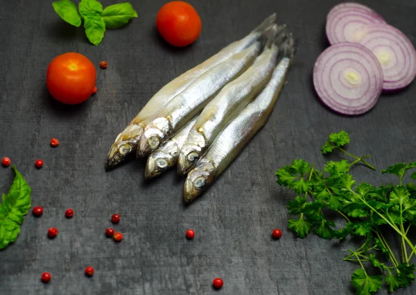 신선한 생선 capelin 채소와 고추 나무에 — 스톡 사진