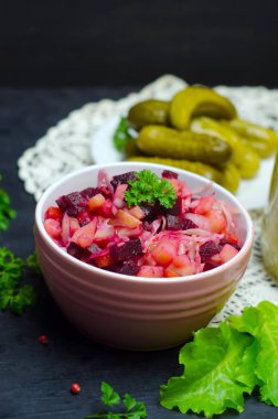 Rus salatası salata yeşillikleri, doğru beslenme, vejetaryen yanındaki