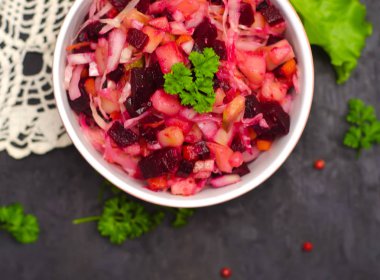 Rus salatası salata yeşillikleri, doğru beslenme, vejetaryen yanındaki