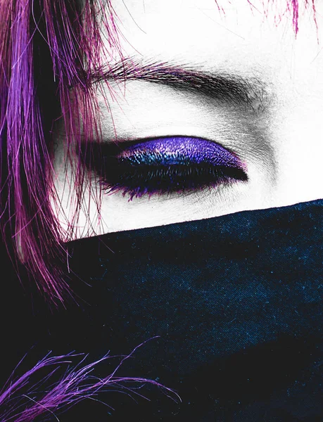 Violet ve mor makyaj. Gotik makyajlı yüz