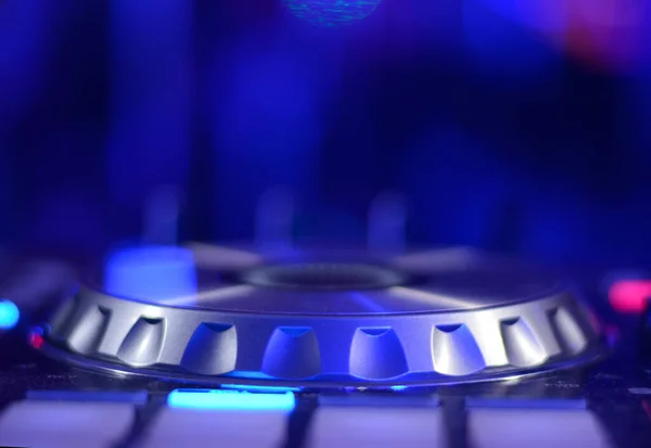Elektronik bir konserde DJ turntable. Elektronik müzik festivali. Elektronik parti