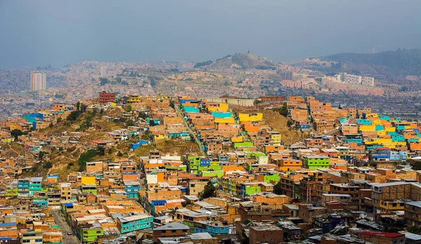 Bogota dağlarındaki renkli evler, bu Kolombiya 'da. Bolivar şehri ya da Bogota 'daki Ciudad Bolivar mahallesi.