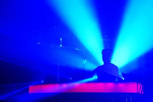 DJ elektronik konseri, Dee Jay elektronik müzik festivalinde sahnede.