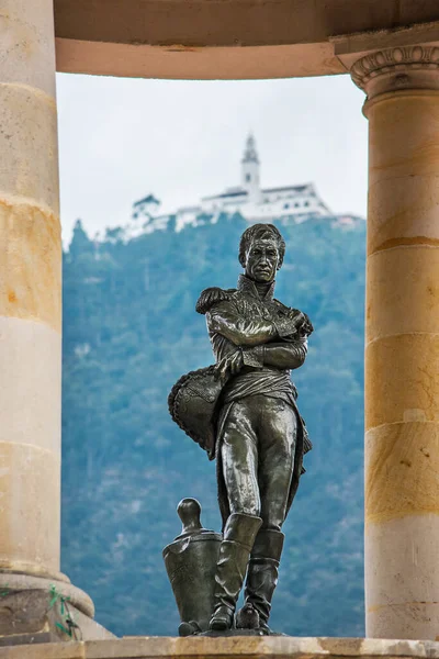 Bogota 'daki Gabriel Garcia Marquez Gazeteciler Parkı' nda El Monserrate ile Simon Bolivar heykeli. 