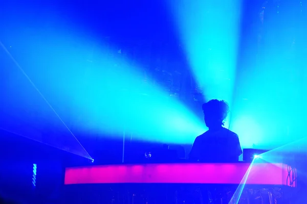 DJ elektronik konseri, Dee Jay elektronik müzik festivalinde sahnede.