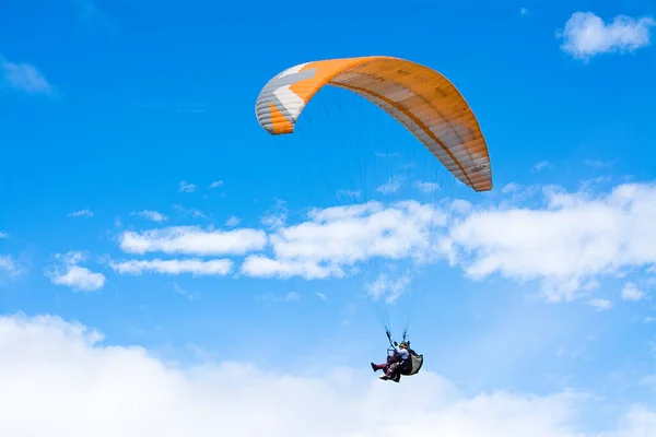 Persona praticando parapente. Parapenteando en el cielo, sınırdışı edilir. 