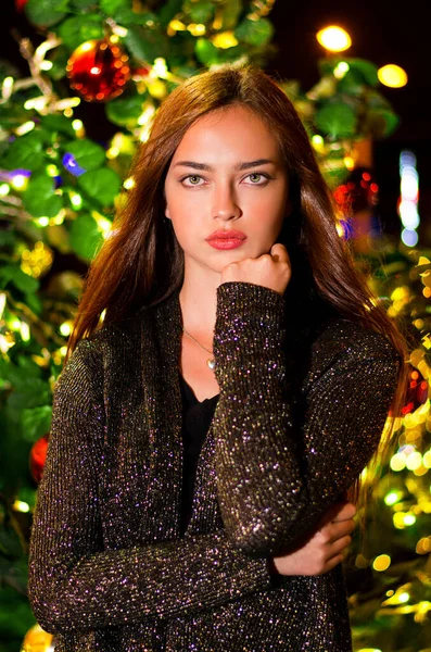Noel geçmişi olan bir kadın, noel modası, açık gözlü kahverengi saçlı kadın, kız ve noel ağacı