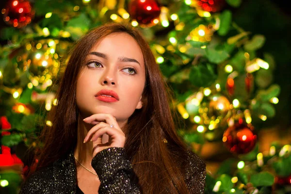 Noel geçmişi olan bir kadın, noel modası, açık gözlü kahverengi saçlı kadın, kız ve noel ağacı