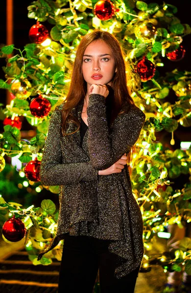 Noel geçmişi olan bir kadın, noel modası, açık gözlü kahverengi saçlı kadın, kız ve noel ağacı
