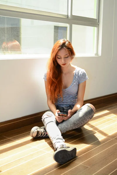 Cep telefonunda yazı yazan bir kız. Akıllı telefondan mesaj atan bir kadın. - Yakın çekim. Akıllı telefon kullanan bir kadın. İletişim cihazı. Kız cep telefonuna mesaj yazıyor.