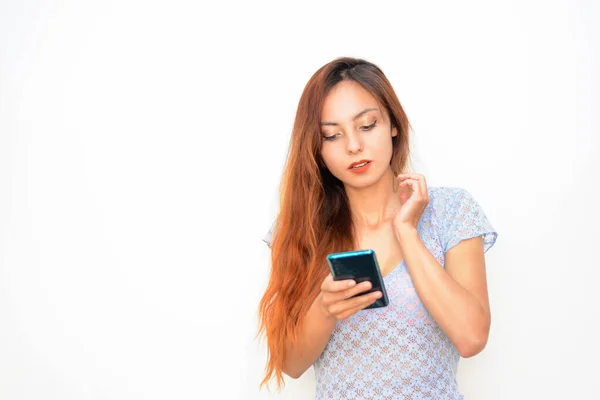 Cep telefonunda yazı yazan bir kız. Akıllı telefondan mesaj atan bir kadın. - Yakın çekim. Akıllı telefon kullanan bir kadın. İletişim cihazı. Kız cep telefonuna mesaj yazıyor.
