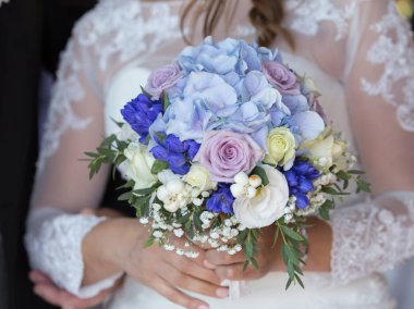 Gelinin elinde bir çiçek düğün buketi