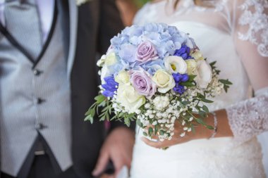 Gelinin elinde bir çiçek düğün buketi