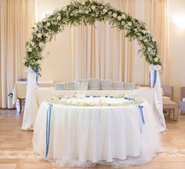 Mesa Bolo Casamento Com Decoração Flores — Fotografia de Stock