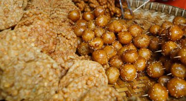 Kızartmaları her türlü bambu sepet içinde vardır.