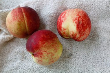 Beyaz arka plan üzerinde taze şeftali vardır.