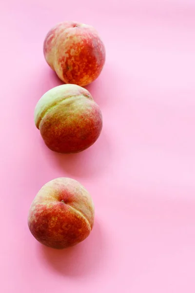 三桃粉红色背景 — 图库照片