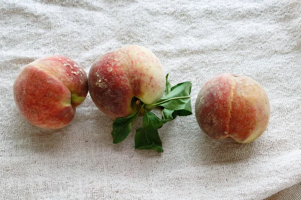 Beyaz arka plan üzerinde taze şeftali vardır.