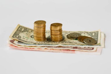 Beyaz bir arka plan üzerinde banknot ve madeni paralar çeşitli ülkelerden vardır
