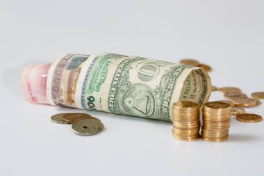 Beyaz bir arka plan üzerinde banknot ve madeni paralar çeşitli ülkelerden vardır