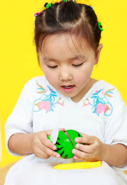 Régi Ázsiai Lány Játszik Gyümölcs Játék — Stock Fotó