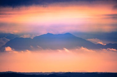 Dağlar ve bir şehrin uzak kıyısına bulutlara