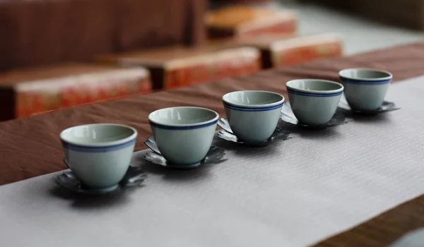 青いセラミック茶碗の行 — ストック写真