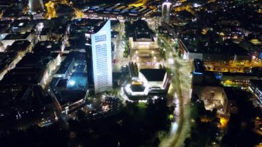 Tarihi merkezi Leipzig, drone ile yapılan hava gece görünümü. 
