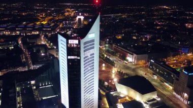 Tarihi merkezi Leipzig, drone ile yapılan hava gece görünümü. 