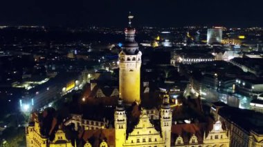 Tarihi merkezi Leipzig, drone ile yapılan hava gece görünümü. 