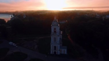 Çarpıcı gündoğumu görünümünü Uglich, Volga Nehri, Rusya, drone ile yaptı. Uglich, altın yüzük bir parçasıdır.