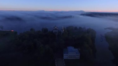Çarpıcı gündoğumu görünümünü Uglich, Volga Nehri, Rusya, drone ile yaptı. Uglich, altın yüzük bir parçasıdır.