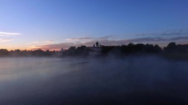 Çarpıcı gündoğumu görünümünü Uglich, Volga Nehri, Rusya, drone ile yaptı. Uglich, altın yüzük bir parçasıdır.