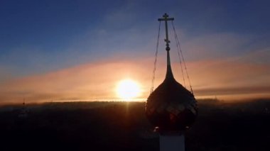 Çarpıcı gündoğumu görünümünü Uglich, Volga Nehri, Rusya, drone ile yaptı. Uglich, altın yüzük bir parçasıdır.